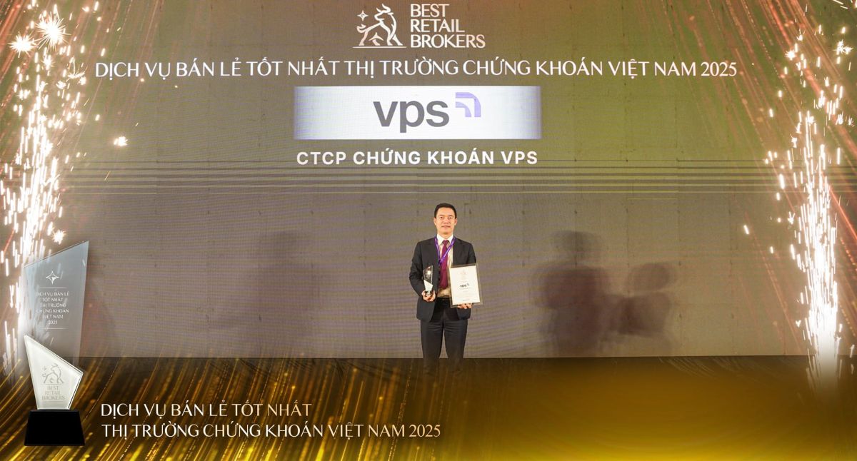 Đại diện Chứng khoán VPS nhận chứng nhận và kỷ niệm chương dịch vụ bán lẻ tốt nhất thị trường chứng khoán Việt Nam - Best Retail Brokers 2025