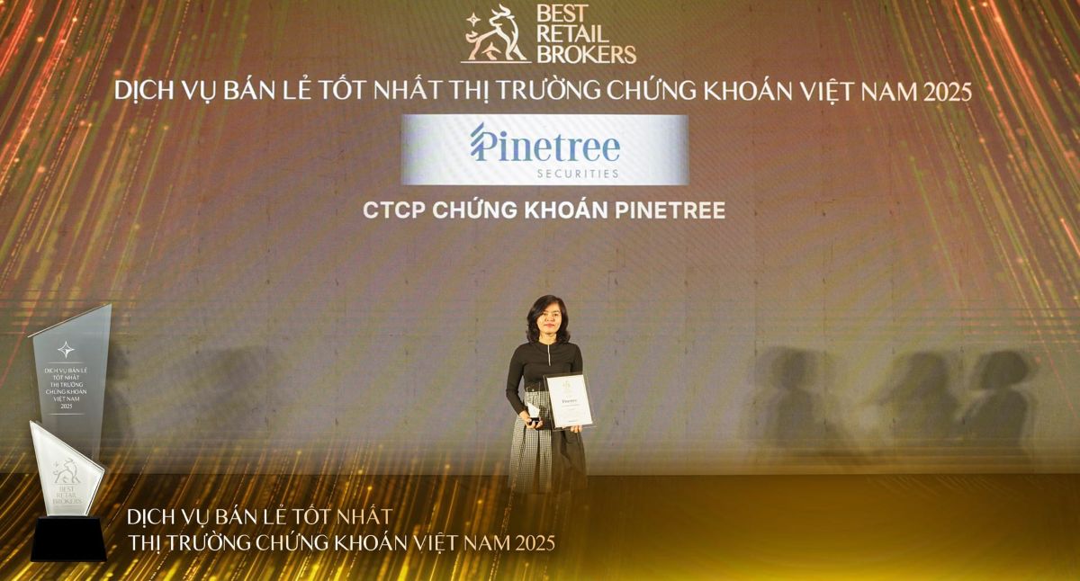 Đại diện Chứng khoán Pinetree nhận chứng nhận và kỷ niệm chương dịch vụ bán lẻ tốt nhất thị trường chứng khoán Việt Nam - Best Retail Brokers 2025