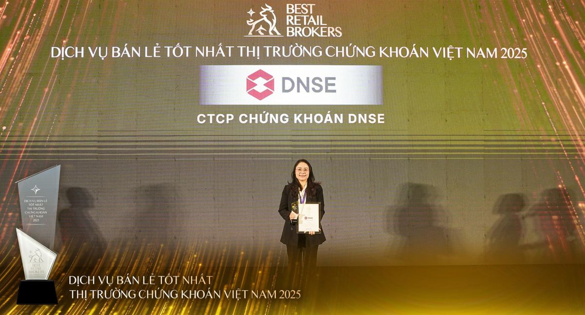 Đại diện Chứng khoán DNSE nhận chứng nhận và kỷ niệm chương dịch vụ bán lẻ tốt nhất thị trường chứng khoán Việt Nam - Best Retail Brokers 2025
