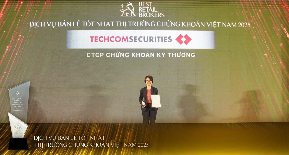 Đại diện Chứng khoán TCBS nhận chứng nhận và kỷ niệm chương dịch vụ bán lẻ tốt nhất thị trường chứng khoán Việt Nam - Best Retail Brokers 2025