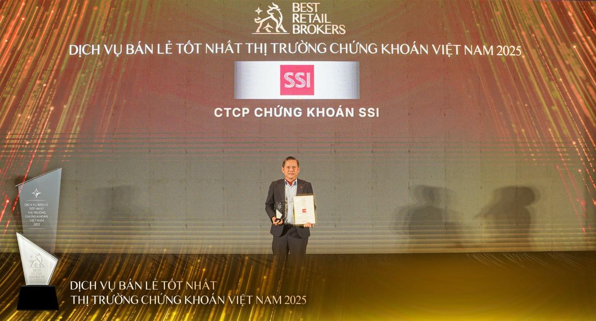 Đại diện Chứng khoán SSI nhận chứng nhận và kỷ niệm chương dịch vụ bán lẻ tốt nhất thị trường chứng khoán Việt Nam - Best Retail Brokers 2025