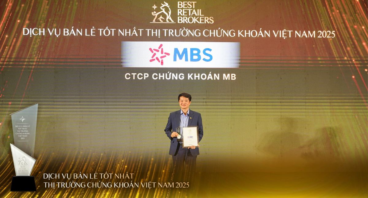 Đại diện Chứng khoán MB nhận chứng nhận và kỷ niệm chương dịch vụ bán lẻ tốt nhất thị trường chứng khoán Việt Nam - Best Retail Brokers 2025