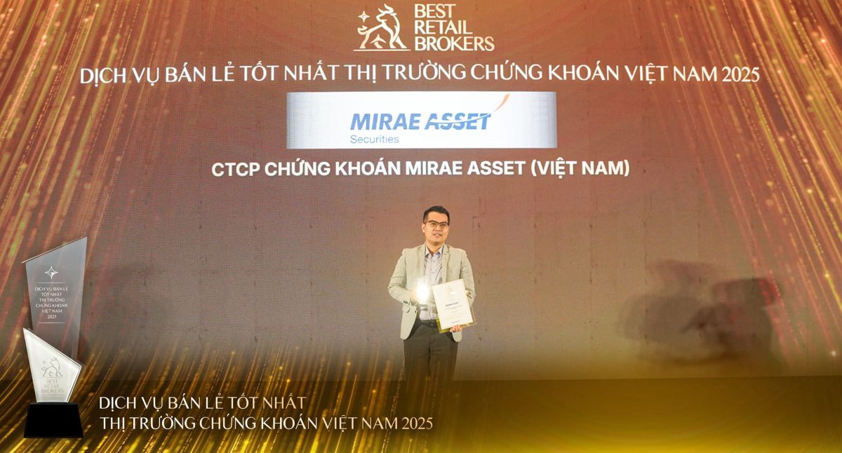 Đại diện Chứng khoán Mirae Asset (Việt Nam) nhận chứng nhận và kỷ niệm chương dịch vụ bán lẻ tốt nhất thị trường chứng khoán Việt Nam - Best Retail Brokers 2025