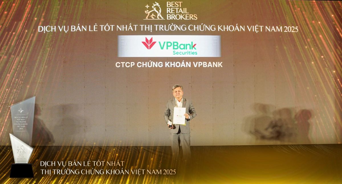 Đại diện Chứng khoán VPBank (VPBankS) nhận chứng nhận và kỷ niệm chương dịch vụ bán lẻ tốt nhất thị trường chứng khoán Việt Nam - Best Retail Brokers 2025