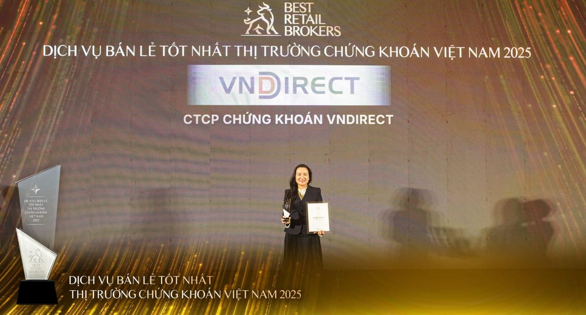 Đại diện Chứng khoán VNDIRECT nhận chứng nhận và kỷ niệm chương dịch vụ bán lẻ tốt nhất thị trường chứng khoán Việt Nam - Best Retail Brokers 2025