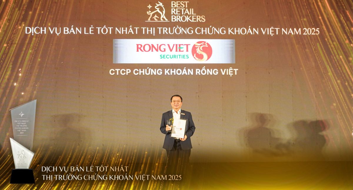 Đại diện Chứng khoán Rồng Việt nhận chứng nhận và kỷ niệm chương dịch vụ bán lẻ tốt nhất thị trường chứng khoán Việt Nam - Best Retail Brokers 2025